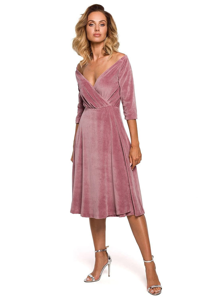 Robe cocktail rose midi à manches longues élégante pour soirée, style chic et féminin avec texture velours.