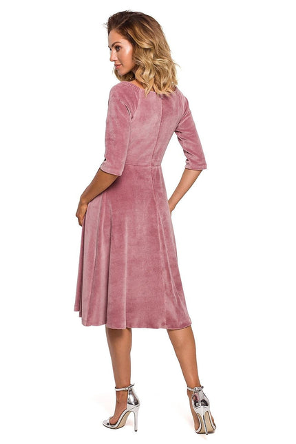 Robe cocktail rose midi à manches longues, idéale pour événements chics, silhouette trapèze élégante et moderne.