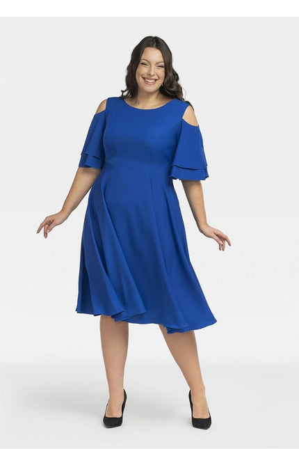 Robe bleue élégante avec manches courtes pour cocktail, coupe trapèze et longueur midi pour grande taille.