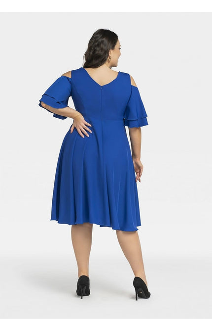 Robe bleue grande taille midi épaules dénudées pour cocktail ou soirée élégante.