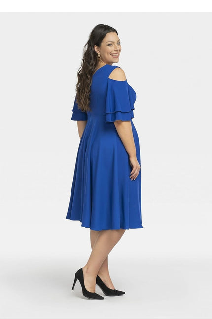 Robe bleue midi à épaules dénudées, manches courtes et volants, idéale pour cocktail ou soirée.