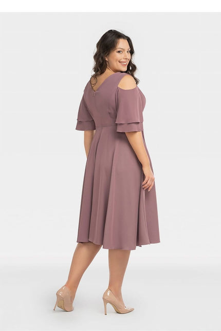 Robe terracotta midi à manches courtes et épaules dénudées pour cocktail ou mariage invité chic.