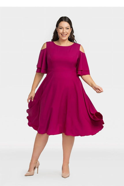 Robe cocktail grande taille rose midi à épaules dénudées et manches courtes pour soirée élégante.