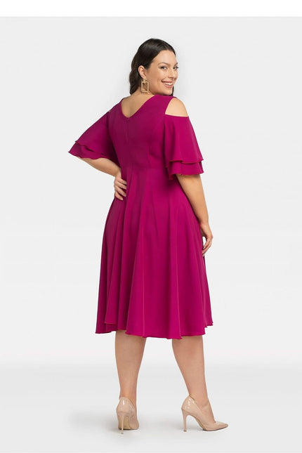 Robe cocktail rose midi à épaules dénudées et manches courtes pour soirée chic et élégante.