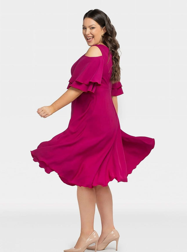 Robe cocktail rose midi avec manches courtes et ourlet asymétrique pour soirée chic.