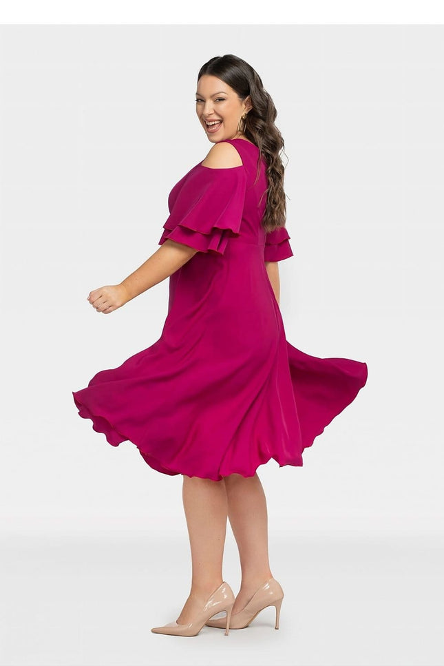 Robe cocktail rose midi avec manches courtes et ourlet asymétrique pour soirée chic.