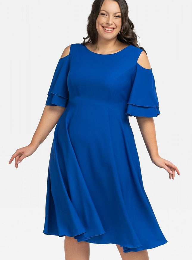 Robe bleue midi pour soirée avec manches courtes et épaules dénudées, style chic et élégant.