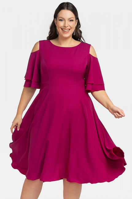 Robe de cocktail grossesse bordeaux midi à manches courtes et épaules dénudées pour femme enceinte.