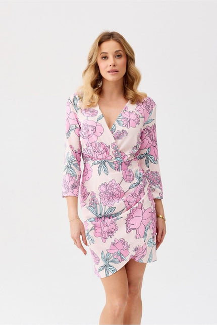 Robe fleurie rose courte chic pour cocktail ou événement d'été, avec manches trois-quarts et col en V.