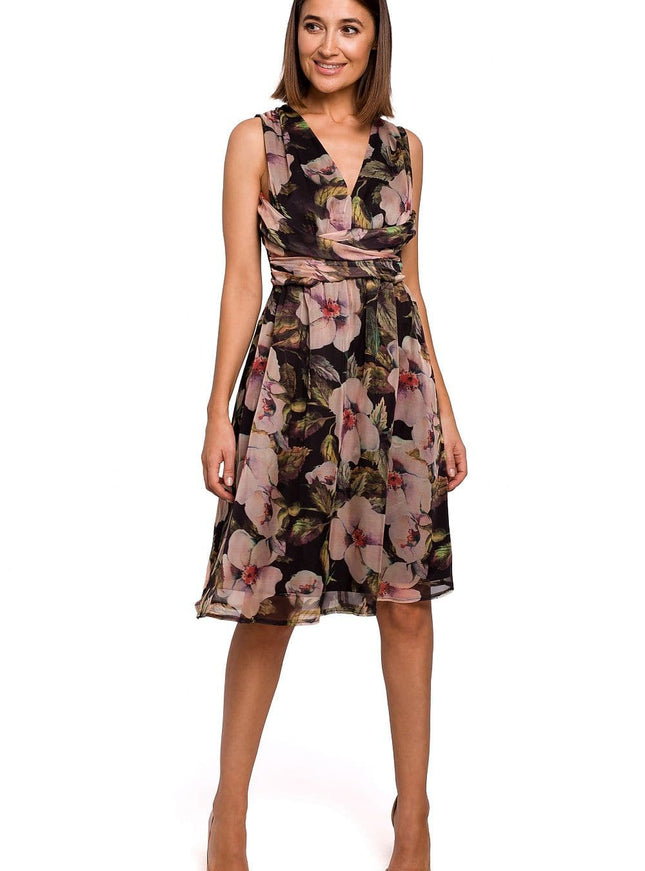 Robe soirée fleurie midi sans manches style bohème chic et élégante, idéale pour cocktail ou événement estival.