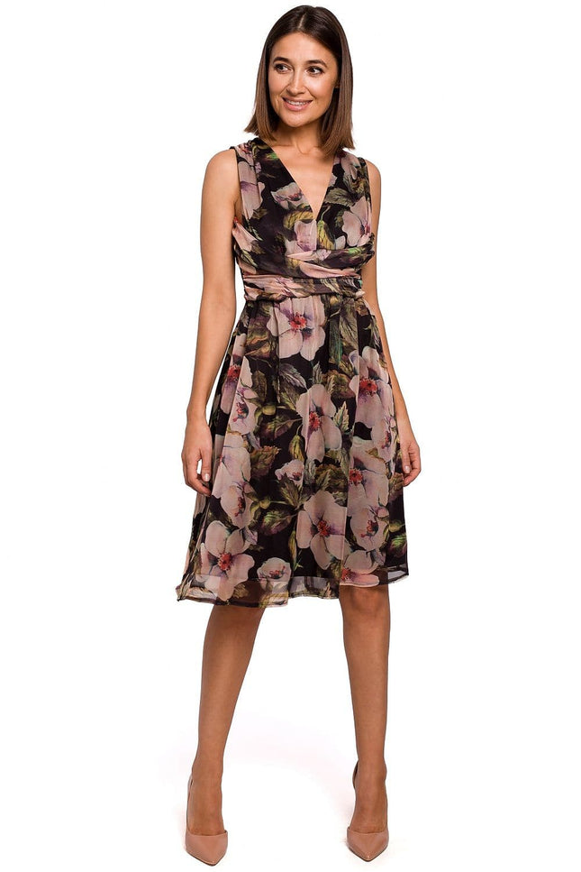 Robe soirée fleurie midi sans manches style bohème chic et élégante, idéale pour cocktail ou événement estival.