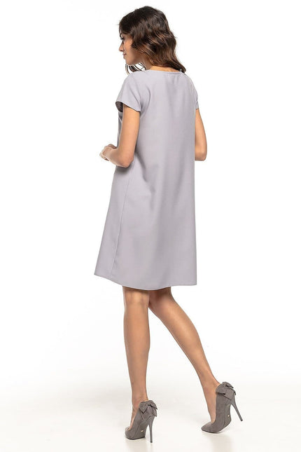 Robe cocktail grise midi fleurie élégante sans manches pour soirée et événements formels.