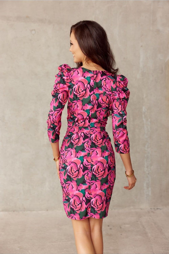 Robe soirée fleurie rose midi à manches longues pour cocktail et événements chics.