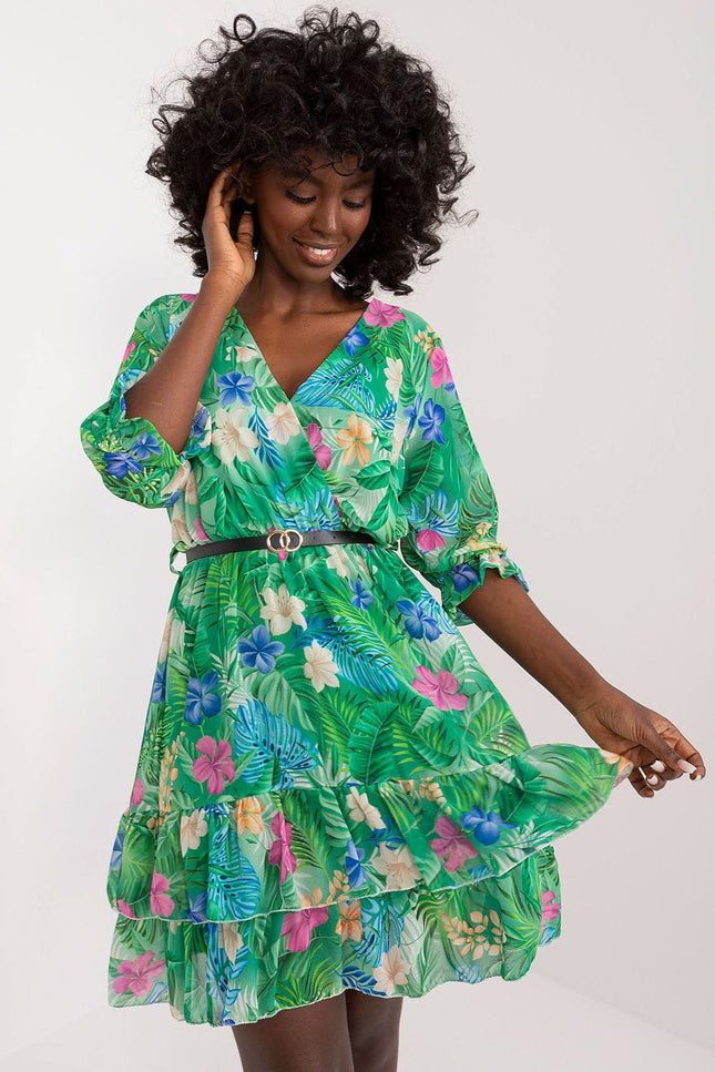 Robe de plage fleurie verte courte à manches longues et ceinture pour look estival et décontracté.