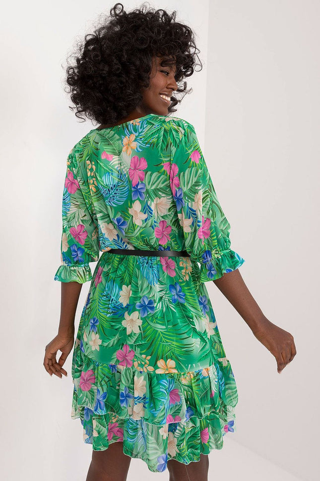 Robe de plage verte à motif floral, courte avec manches mi-longues et ceinture, style décontracté et estival.