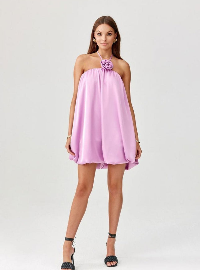 Robe cocktail rose courte sans manches avec détail nœud, idéale pour évènements élégants et soirées tendance.