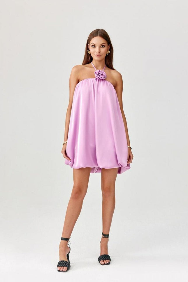 Robe cocktail rose courte sans manches avec détail nœud, idéale pour évènements élégants et soirées tendance.