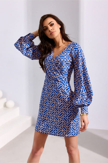 Robe de cocktail bleue et blanche à manches longues, style chic et moulante, longueur courte pour soirées et événements élégants.