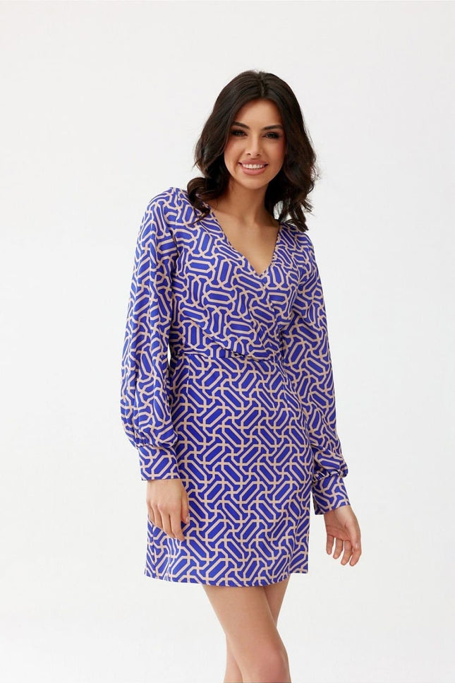 Robe de cocktail courte bleue et violette à manches longues et col en V, style chic et moderne, pour événements habillés.