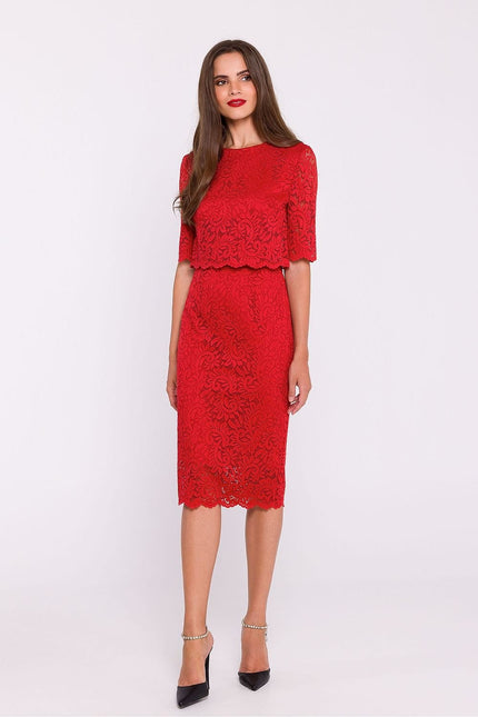 Robe rouge midi en dentelle chic pour cocktail avec manches courtes et silhouette droite.