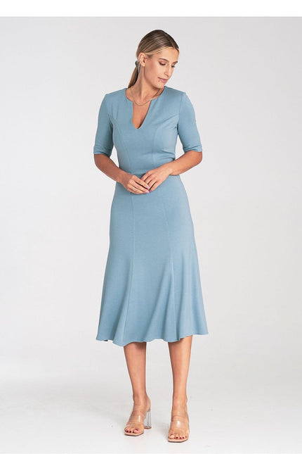 Robe bleue midi chic pour soirée, manches courtes et coupe trapèze, idéale pour événements élégants.