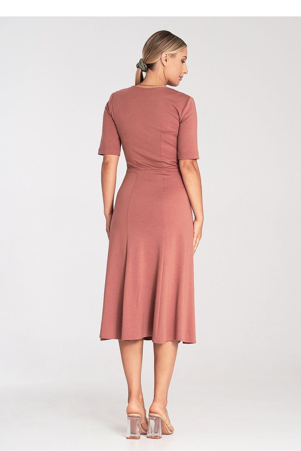 Robe terracotta midi à manches courtes et silhouette trapèze pour cocktail ou événement chic.