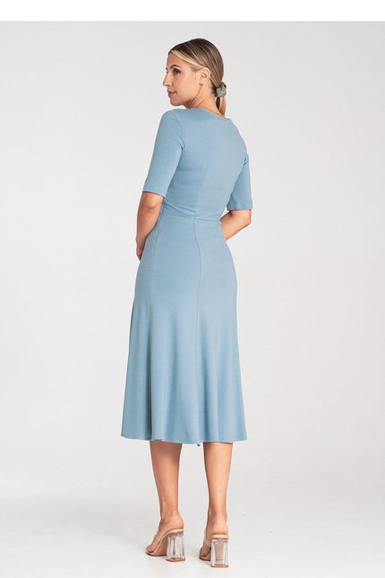 Robe bleue midi pour cocktail avec manches courtes et silhouette trapèze.