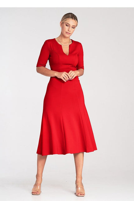 Robe rouge chic midi pour cocktail avec manches courtes et silhouette évasée.