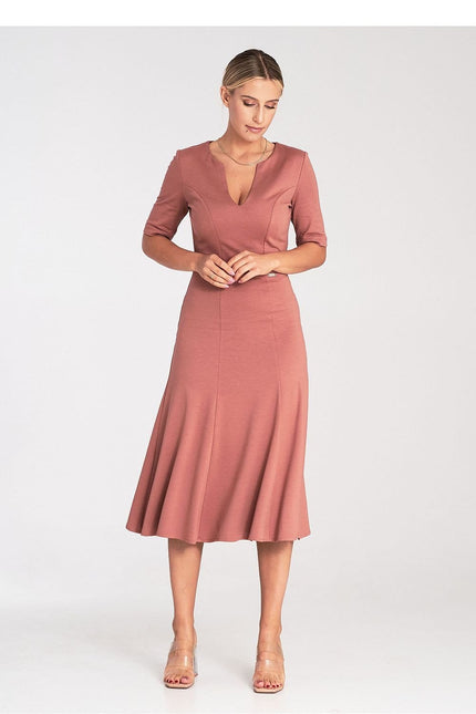 Robe terracotta midi chic avec manches courtes et encolure en V pour cocktail ou soirée d'été.