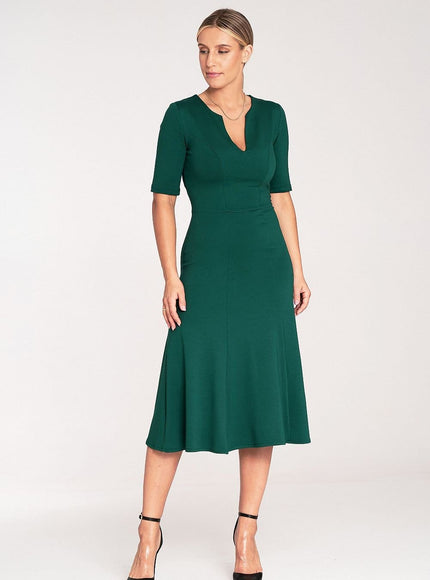 Robe verte midi élégante avec manches courtes pour cocktail ou soirée, silhouette trapèze.