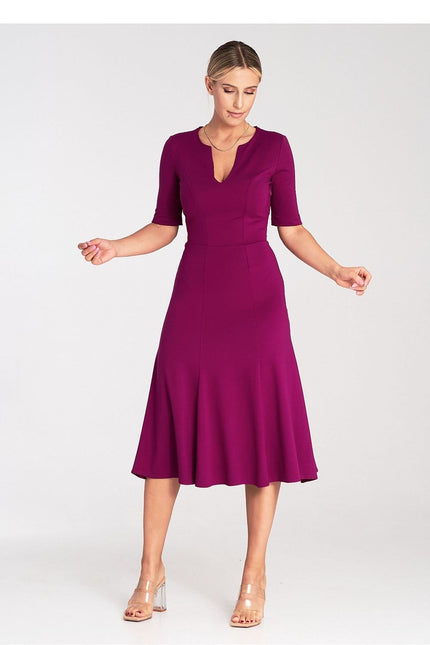 Robe cocktail bordeaux midi moulante à manches courtes et décolleté en V pour soirée élégante.