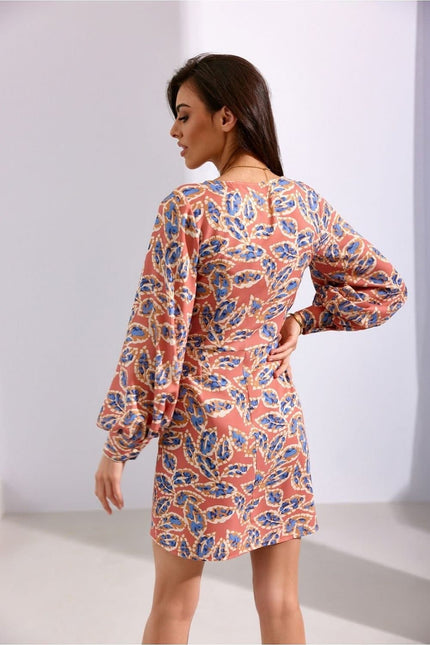 Robe cocktail terracotta courte à motif feuilles avec manches longues, idéale pour soirée chic ou événement formel.