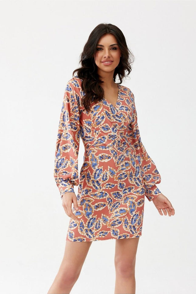 Robe de cocktail courte à motif feuilles, manches longues, style chic en terracotta et bleu, idéale pour soirées et événements.