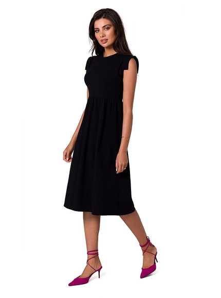 Robe noire midi chic pour soirée, manches courtes, silhouette droite, idéale pour cocktail ou événement élégant.