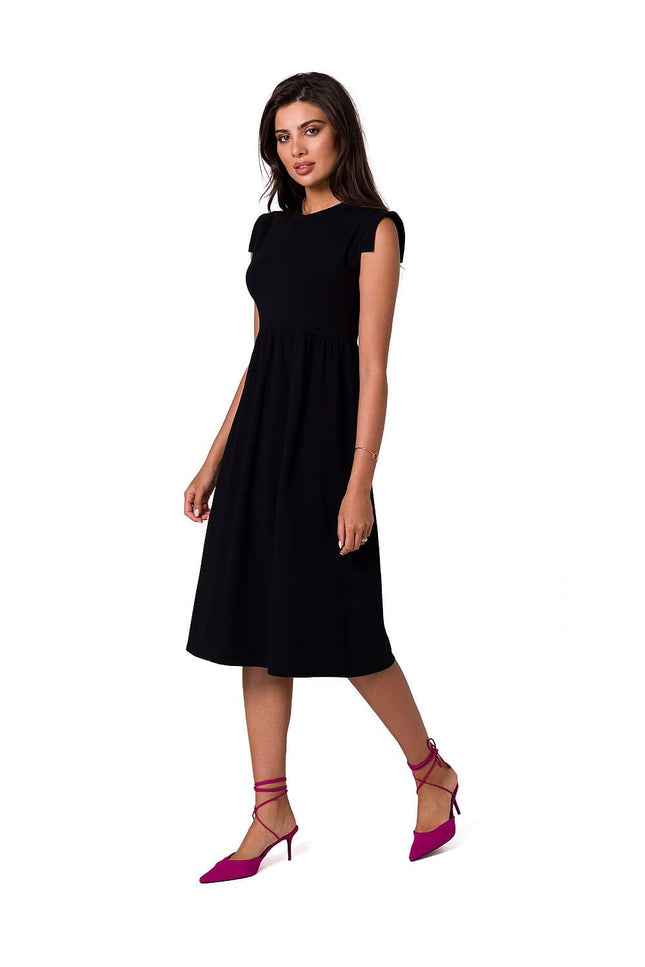 Robe noire midi chic pour soirée, manches courtes, silhouette droite, idéale pour cocktail ou événement élégant.