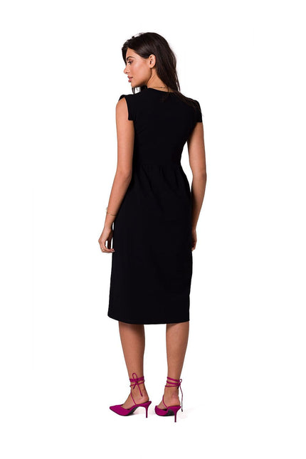 Robe noire midi chic pour soirée, sans manches avec silhouette droite, idéale pour cocktail ou événement élégant.