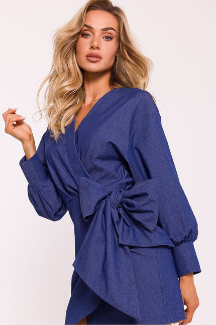 Robe bleue style chemise décontractée avec ceinture à nouer, manches longues, idéale pour un look casual ou bureautique.