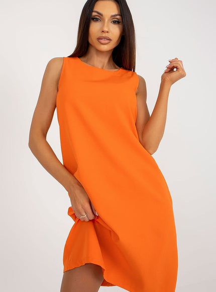 Robe chic orange courte sans manches pour soirée, style épuré et élégant, idéale pour cocktail ou événement estival.