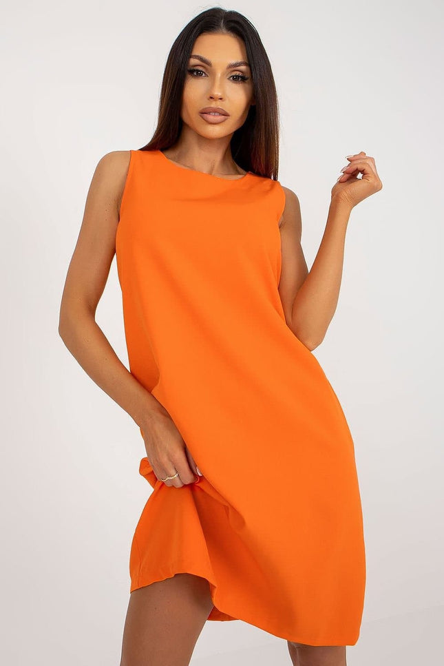 Robe chic orange courte sans manches pour soirée, style épuré et élégant, idéale pour cocktail ou événement estival.