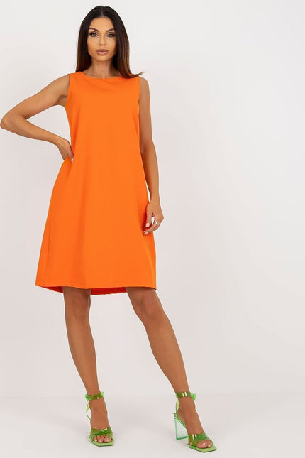 Robe orange courte chic pour soirée, silhouette droite sans manches, parfaite pour cocktail et événements.