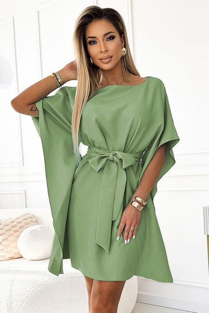 Robe verte cocktail chic courte à manches courtes et ceinture pour soirée élégante.