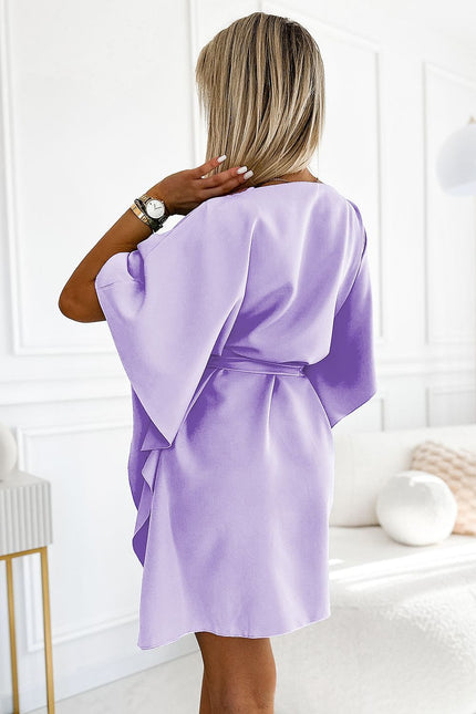 Robe violette courte chic pour cocktail avec manches courtes et ceinture pour un look élégant.