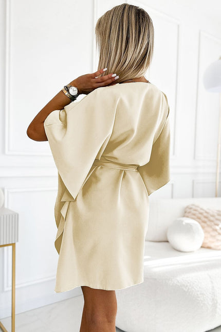 Robe beige courte chic manches courtes pour cocktail ou soirée, style épuré et élégant.