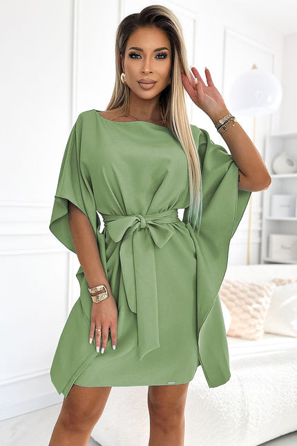 Robe verte courte style cocktail chic avec ceinture et manches courtes pour soirée ou événement.