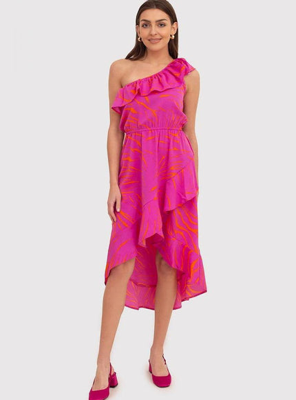 Robe rose asymétrique midi pour été, style bohème chic, sans manches et épaule dénudée.