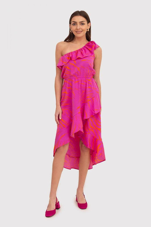 Robe rose asymétrique midi pour été, style bohème chic, sans manches et épaule dénudée.