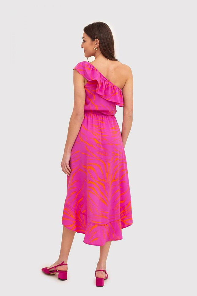 Robe rose asymétrique midi pour été, style évasé avec épaule dénudée, idéale pour occasion décontractée ou fête estivale.