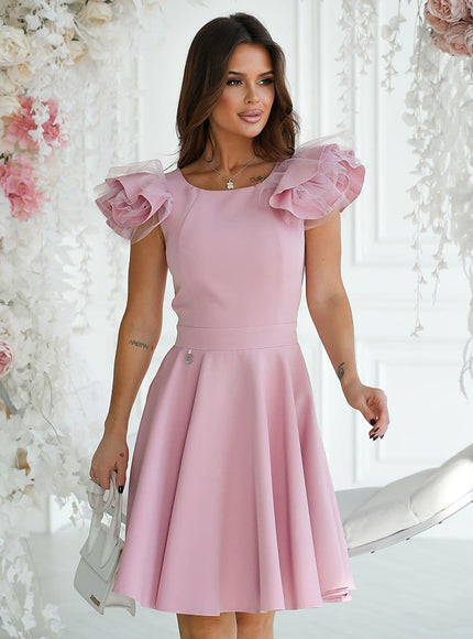 Robe rose chic midi à manches courtes pour cocktail ou soirée, silhouette trapèze avec détails volantés.