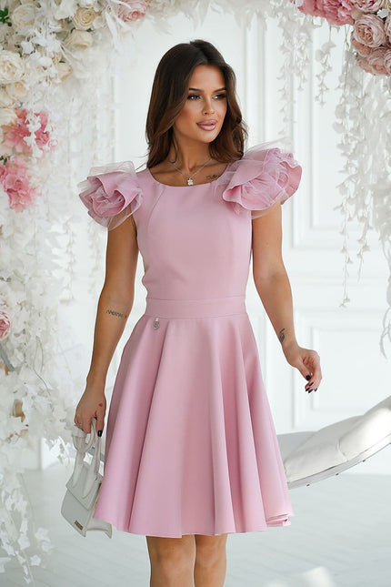 Robe rose chic midi à manches courtes pour cocktail ou soirée, silhouette trapèze avec détails volantés.