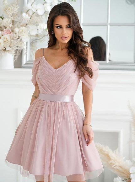 Robe rose chic pour cocktail, midi avec épaules dénudées, parfaite pour une soirée ou un événement spécial.